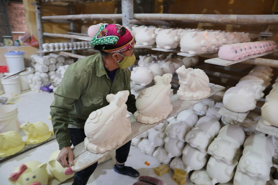 Các công đoạn hoàn thành chuẩn bị cho lên lò nung sản phẩm gốm Kỳ Linh Canh Tý. (Ảnh: Thành Đạt/TTXVN)