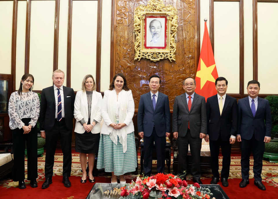 Chủ tịch nước Võ Văn Thưởng và Đại sứ New Zealand tại Việt Nam Tredene Dobson cùng các đại biểu. (Ảnh: Thống Nhất/TTXVN)