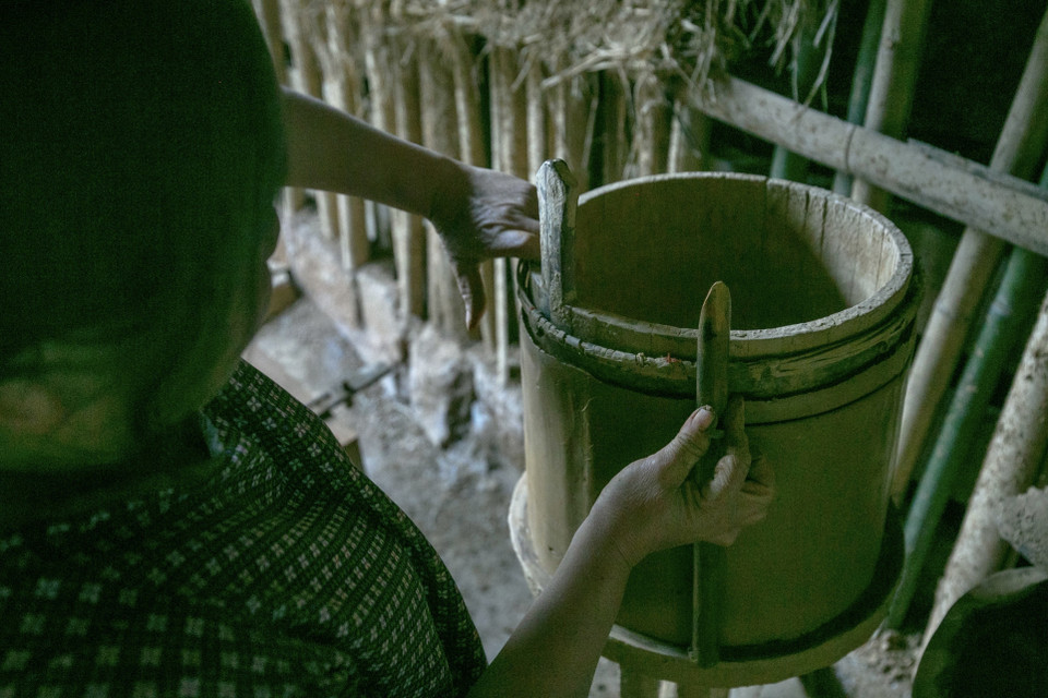 Quy trình làm ngói đất nung ở xóm Lũng Rì, xã Tự Do (Quảng Hòa, Cao Bằng). (Ảnh: Chu Hiệu/TTXVN)