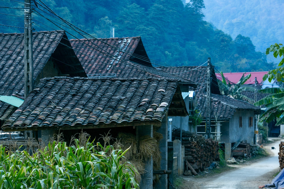 Làng nghề truyền thống làm ngói đất nung xóm Lũng Rì, xã Tự Do (Quảng Hòa, Cao Bằng). (Ảnh: Chu Hiệu/TTXVN)