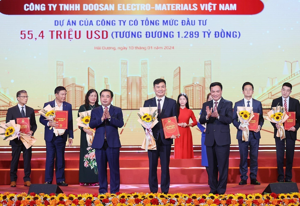 Bí thư Tỉnh ủy Hải Dương Trần Đức Thắng và Chủ tịch Ủy ban Nhân dân tỉnh Hải Dương Triệu Thế Hùng trao quyết định, chứng nhận và biên bản ghi nhớ chủ trương đầu tư cho các nhà đầu tư. (Ảnh: Dương Giang/TTXVN)