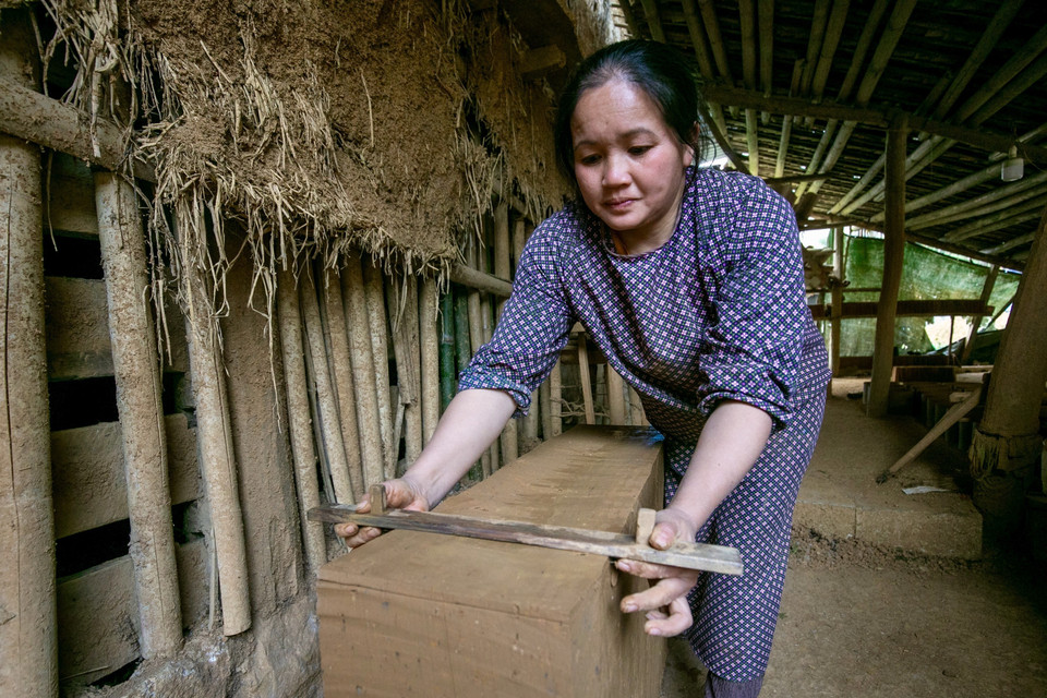 Quy trình làm ngói đất nung ở xóm Lũng Rì, xã Tự Do (Quảng Hòa, Cao Bằng). (Ảnh: Chu Hiệu/TTXVN)