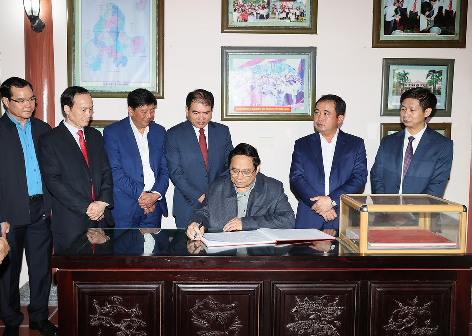 Thủ tướng Phạm Minh Chính viết lưu bút tại Khu tưởng niệm Chủ tịch Hồ Chí Minh. (Ảnh: Dương Giang/TTXVN)