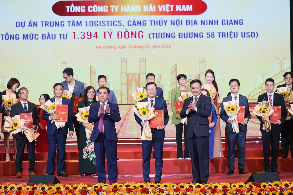 Bí thư Tỉnh ủy Hải Dương Trần Đức Thắng và Chủ tịch Ủy ban Nhân dân tỉnh Hải Dương Triệu Thế Hùng trao quyết định, chứng nhận và biên bản ghi nhớ chủ trương đầu tư cho các nhà đầu tư. (Ảnh: Dương Giang/TTXVN)