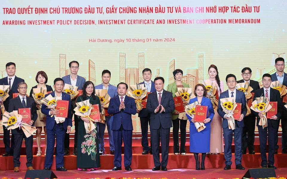 Bí thư Tỉnh ủy Hải Dương Trần Đức Thắng và Chủ tịch Ủy ban Nhân dân tỉnh Hải Dương Triệu Thế Hùng với các nhà đầu tư. (Ảnh: Dương Giang/TTXVN)