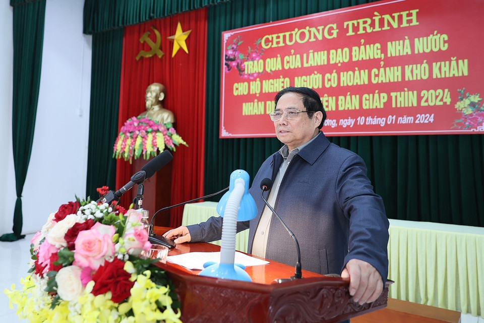 Thủ tướng Phạm Minh Chính chúc Tết người có hoàn cảnh khó khăn thành phố Chí Linh. (Ảnh: Dương Giang/TTXVN)