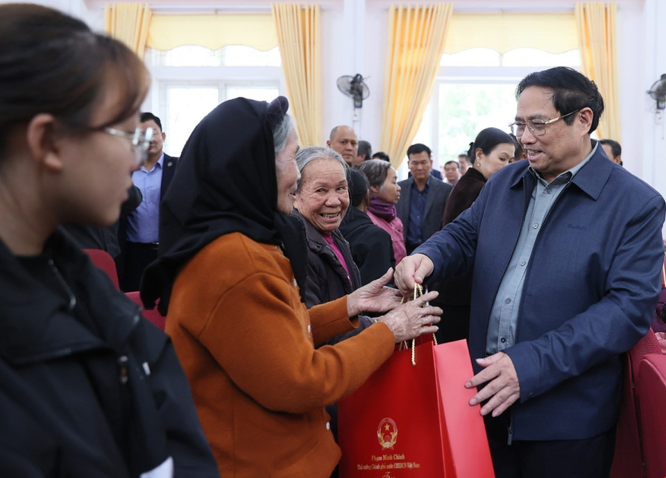 Thủ tướng Phạm Minh Chính tặng quà cho hộ nghèo, người có hoàn cảnh khó khăn thành phố Chí Linh. (Ảnh: Dương Giang/TTXVN)