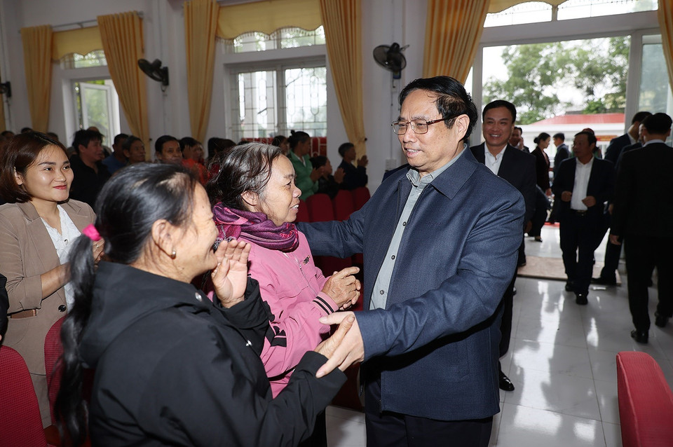 Thủ tướng Phạm Minh Chính thăm hỏi, động viên nhân dân thành phố Chí Linh. (Ảnh: Dương Giang/TTXVN)