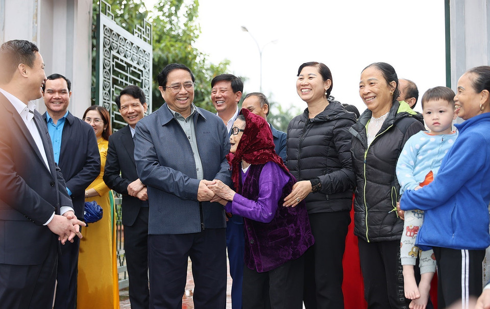 Thủ tướng Phạm Minh Chính với nhân dân xã Nam Chính, huyện Nam Sách. (Ảnh: Dương Giang/TTXVN)