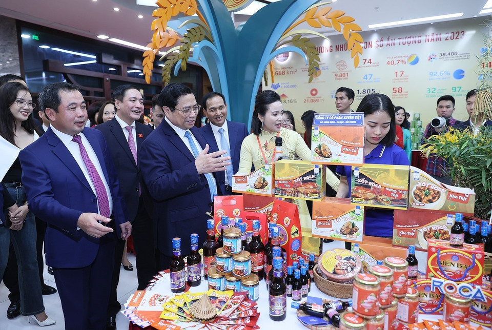 Thủ tướng Phạm Minh Chính tham quan trưng bày sản phẩm nông nghiệp tỉnh Hải Dương. (Ảnh: Dương Giang/TTXVN)