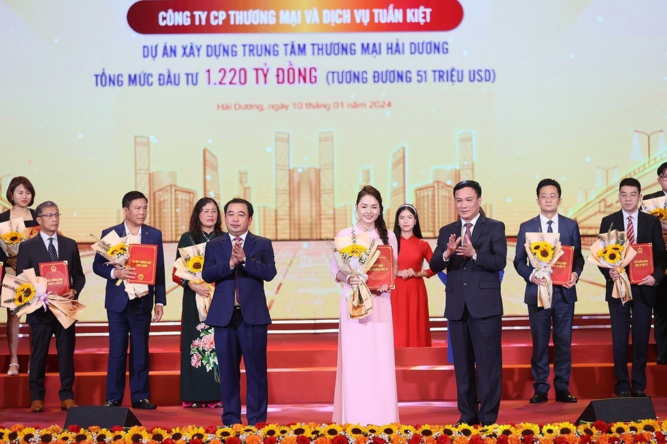 Bí thư Tỉnh ủy Hải Dương Trần Đức Thắng và Chủ tịch Ủy ban Nhân dân tỉnh Hải Dương Triệu Thế Hùng trao quyết định, chứng nhận và biên bản ghi nhớ chủ trương đầu tư cho các nhà đầu tư. (Ảnh: Dương Giang/TTXVN)