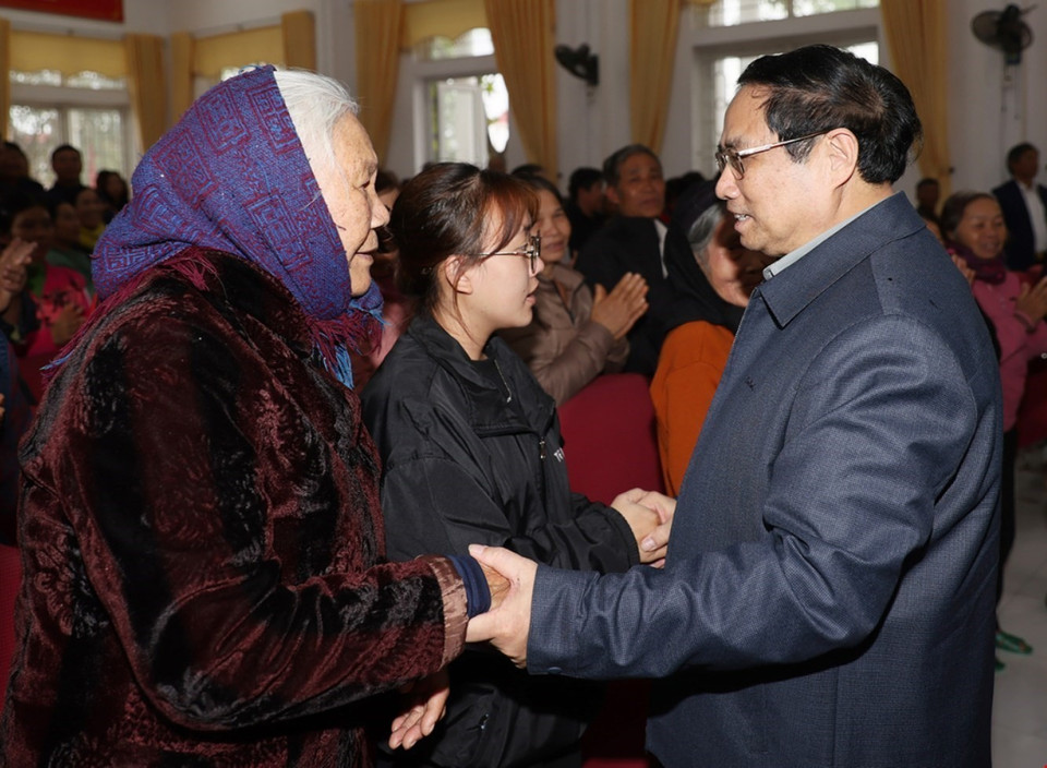 Thủ tướng Phạm Minh Chính thăm hỏi, động viên nhân dân thành phố Chí Linh. (Ảnh: Dương Giang/TTXVN)
