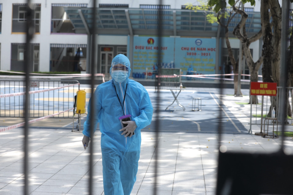 Bên trong khu cách ly các trường hợp F1 tại trường Tiểu học Phú Thượng, quận Tây Hồ. (Ảnh: Minh Quyết/TTXVN) 