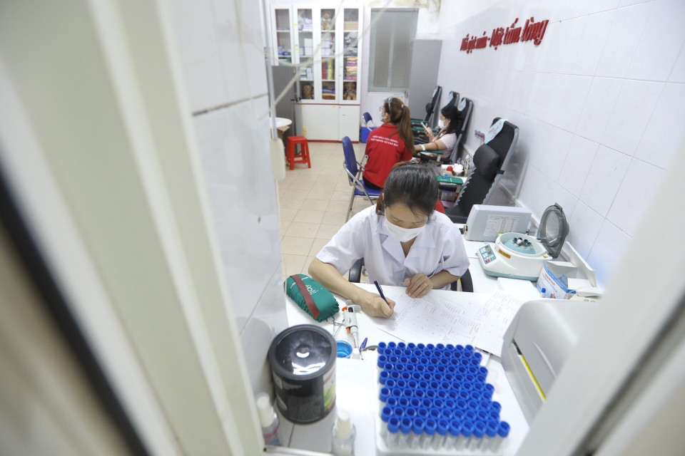  Họ sẵn sàng cho đi những giọt máu quý giá của mình cho người bệnh. (Ảnh: Minh Quyết/TTXVN)