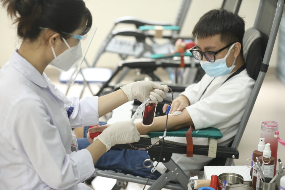 Tình nguyện viên đến hiến máu tình nguyện tại điểm hiến máu cố định số 132 phố Quan Nhân, Thanh Xuân, Hà Nội. (Ảnh: Minh Quyết/TTXVN)