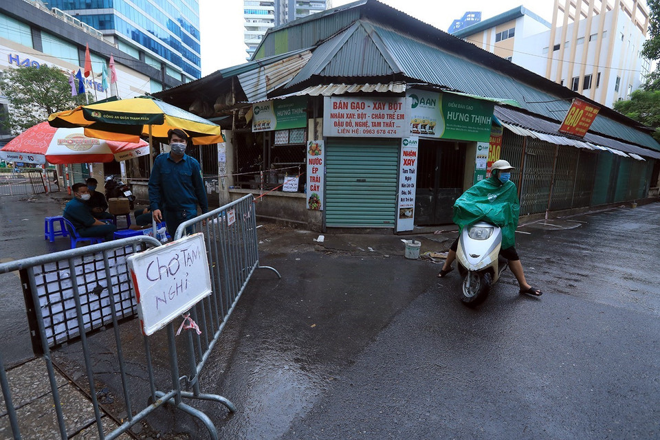 Chợ Nhân Chính tạm dừng hoạt động. (Ảnh: Tuấn Anh/TTXVN)