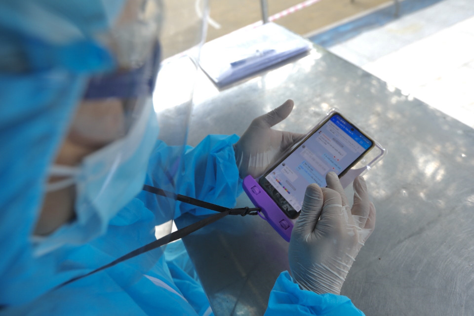 Chỉ huy trưởng vòng trong khu cách ly sẽ quản lý nhóm Zalo chung, trao đổi thông tin, kết nối giữa bộ phận quản lý và người thực hiện cách ly tập trung. (Ảnh: Minh Quyết/TTXVN) 