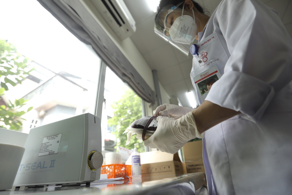 Các đơn vị máu được bảo quản cẩn thận trước khi nhập kho và chuyển đi. (Ảnh: Minh Quyết/TTXVN)