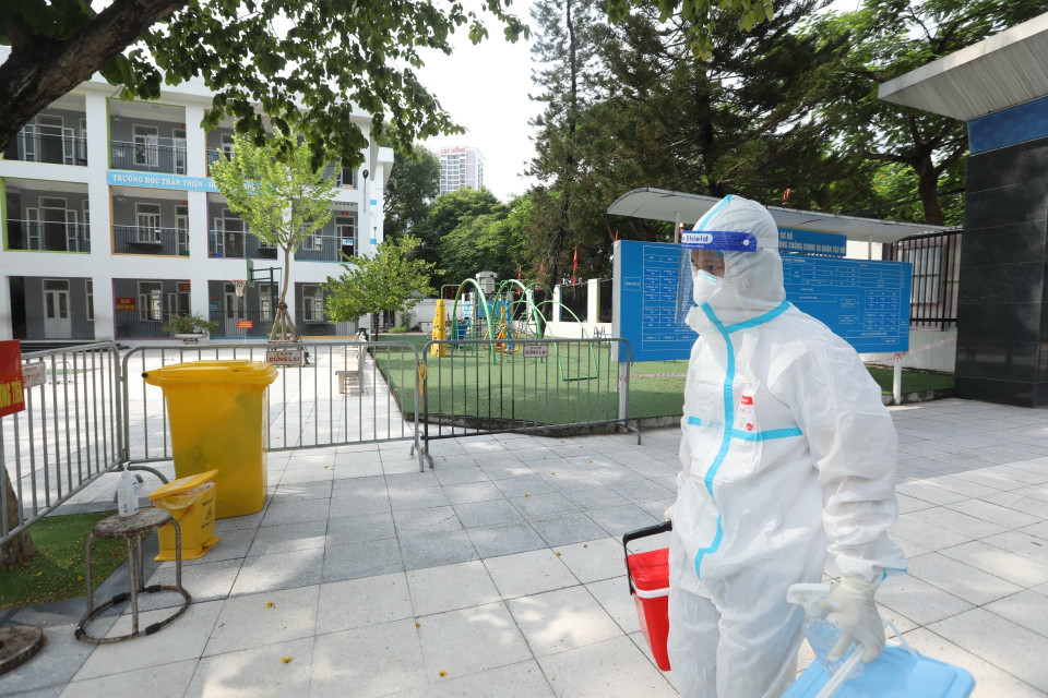 Nhân viên y tế quận Tây Hồ đến lấy mẫu xét nghiệm COVID-19 cho các trường hợp thực hiện cách ly theo quy định hoặc xuất hiện các trường hợp đột xuất. (Ảnh: Minh Quyết/TTXVN)