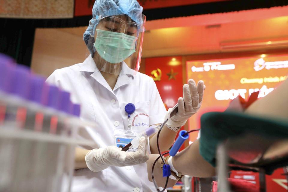Tình nguyện viên đến hiến máu tình nguyện tại điểm hiến máu cố định Viện Huyết học-Truyền máu Trung ương. (Ảnh: Minh Quyết/TTXVN)