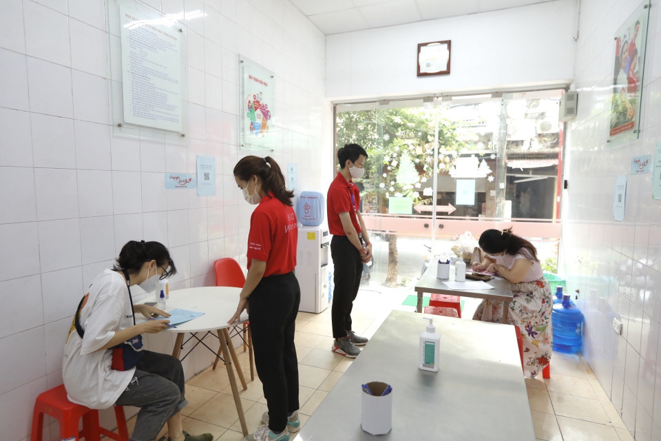 Tình nguyện viên đến đăng ký hiến máu tại điểm hiến máu cố định số 26 Lương Ngọc Quyến, Hoàn Kiếm, Hà Nội. (Ảnh: Minh Quyết/TTXVN)