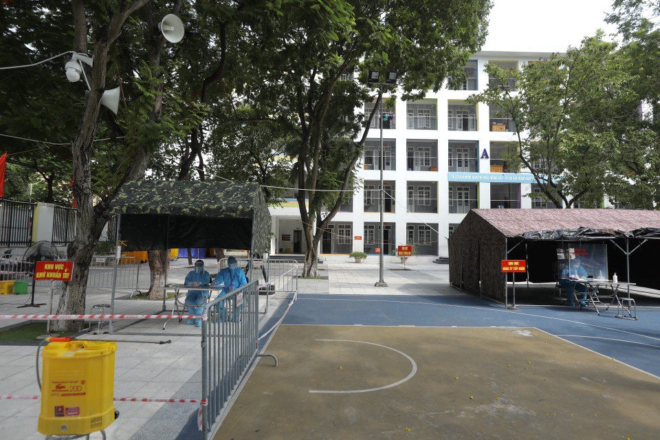 Khu vực đăng ký tiếp nhận các trường hợp đến thực hiện cách ly tại khu cách ly tập trung trường Tiểu học Phú Thượng, quận Tây Hồ. (Ảnh: Minh Quyết/TTXVN) 
