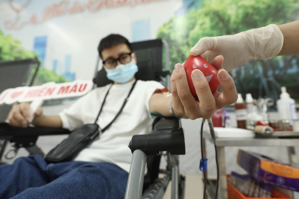 Tình nguyện viên đến hiến máu tình nguyện tại điểm hiến máu cố định số 132 phố Quan Nhân, Thanh Xuân, Hà Nội. (Ảnh: Minh Quyết/TTXVN)