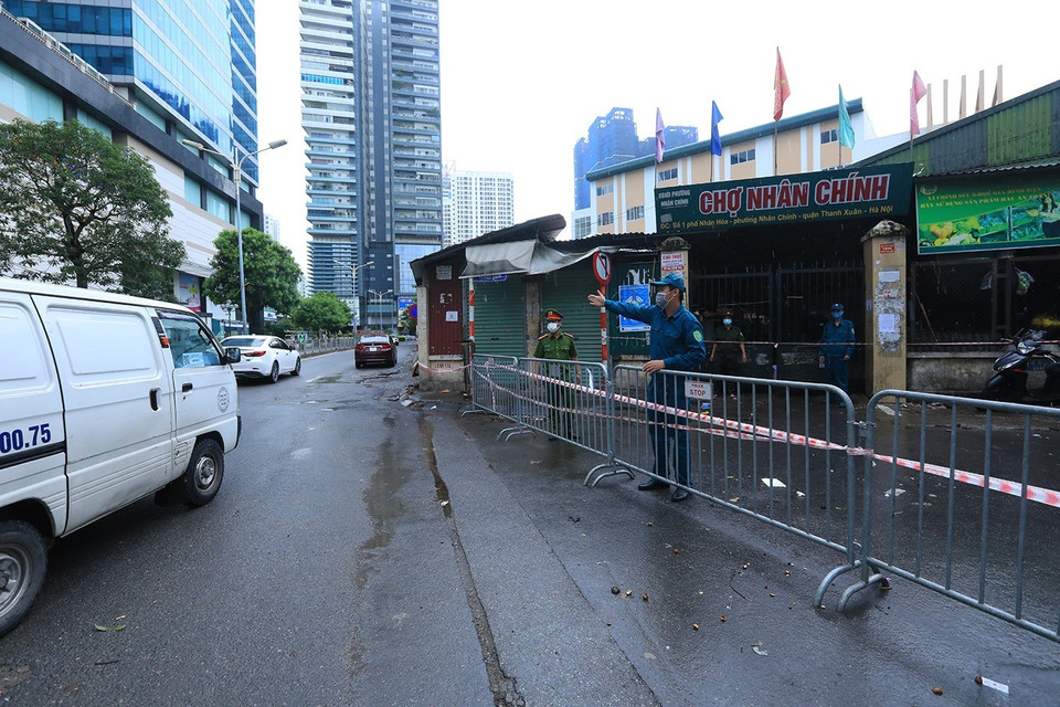Chợ Nhân Chính tạm dừng hoạt động do có liên quan đến trường hợp dương tính SARS-CoV-2 đã đi chợ trong vòng 2 tuần qua. (Ảnh: Tuấn Anh/TTXVN)