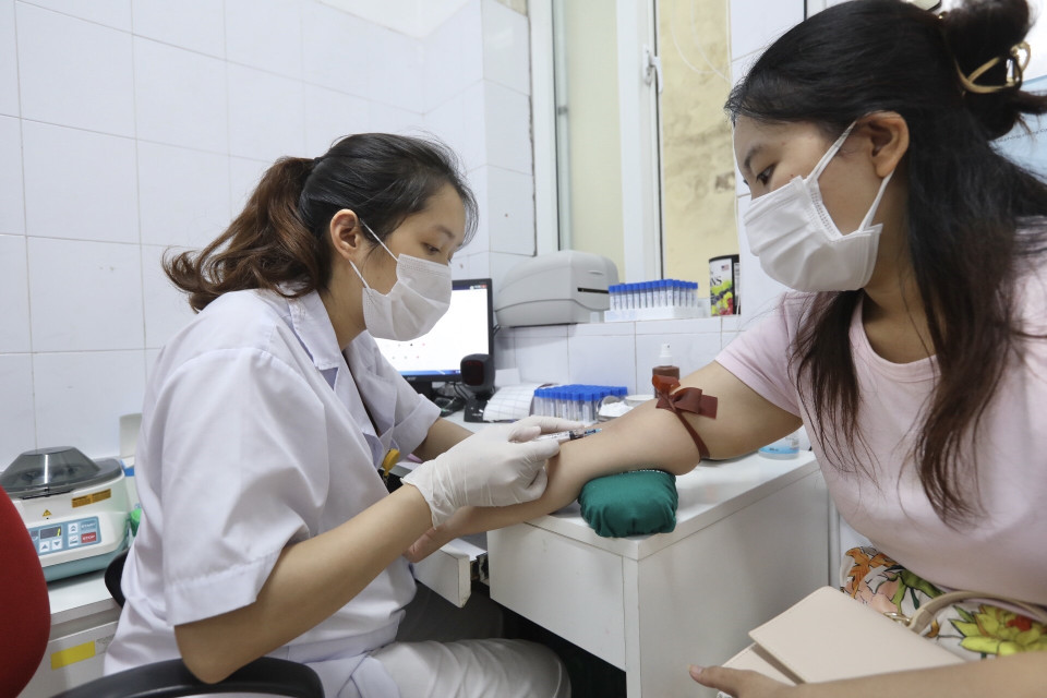 Các tình nguyện viên được khám sàng lọc, xét nghiệm trước khi tham gia hiến máu tình nguyện.(Ảnh: Minh Quyết/TTXVN)