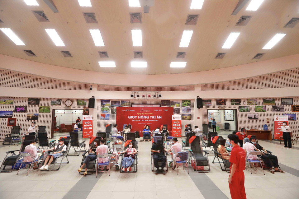 Tình nguyện viên đến hiến máu tình nguyện tại điểm hiến máu cố định Viện Huyết học-Truyền máu Trung ương. (Ảnh: Minh Quyết/TTXVN)