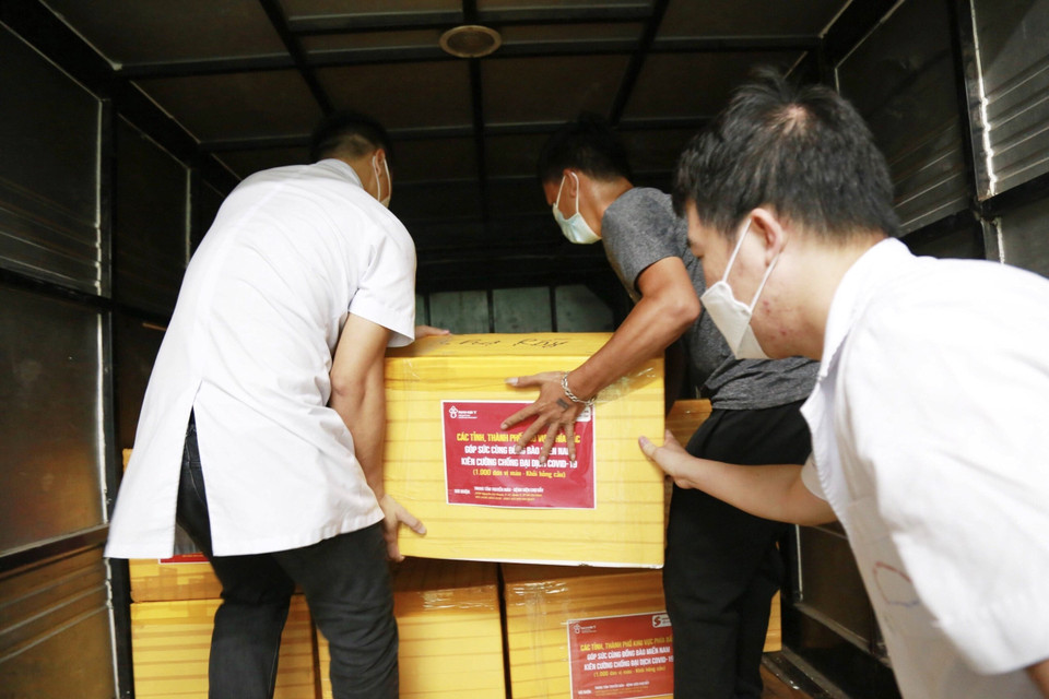 Ngày 25/8, 2.000 đơn vị máu được chi viện cho TP Hồ Chí Minh, được Bệnh viện Truyền máu-Huyết học TP Hồ Chí Minh và Bệnh viện Chợ Rẫy vận chuyển về lưu trữ và tiếp tục cung cấp tới các bệnh viện. (Ảnh: Minh Quyết/TTXVN)