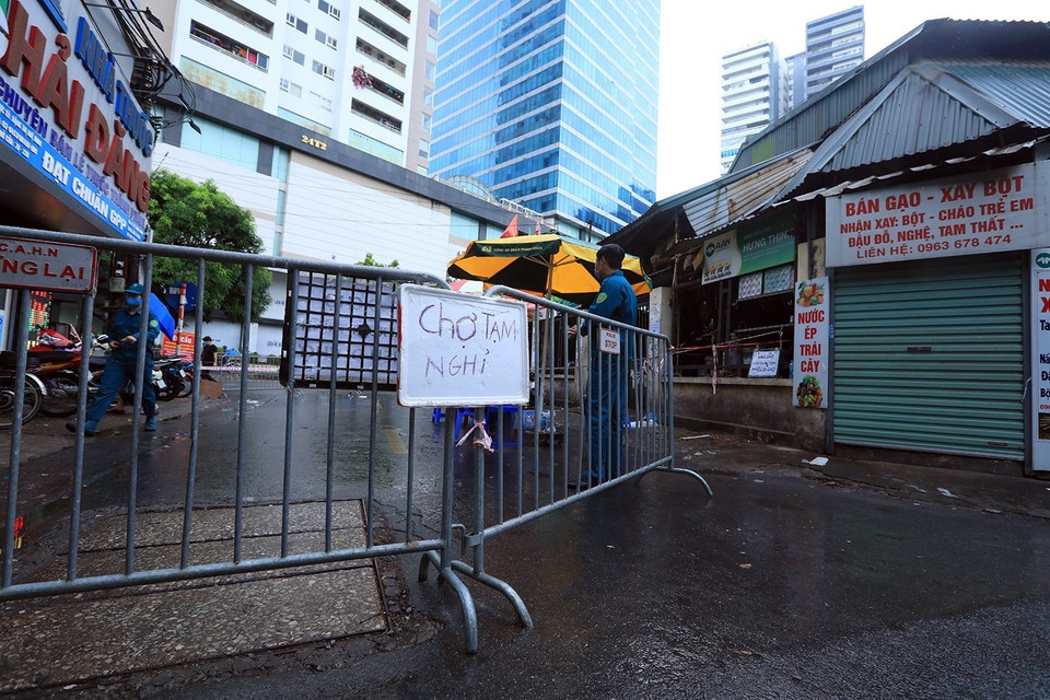 Thông báo chợ Nhân Chính tạm đóng cửa. (Ảnh: Tuấn Anh/TTXVN)