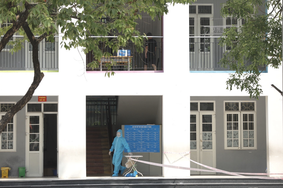 Người được lấy mẫu xét nghiệm sẽ được thông báo qua hệ thống loa truyền thanh để đến khu vực lấy mẫu. (Ảnh: Minh Quyết/TTXVN) 