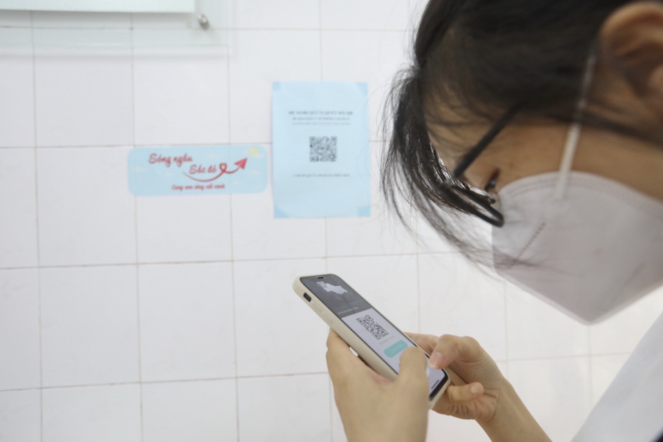 Khi đến các điểm hiến máu, tình nguyện viên phải khai báo y tế điện tử hoặc khai báo bằng giấy, đảm bảo quy định về phòng, chống dịch COVID-19. (Ảnh: Minh Quyết/TTXVN)