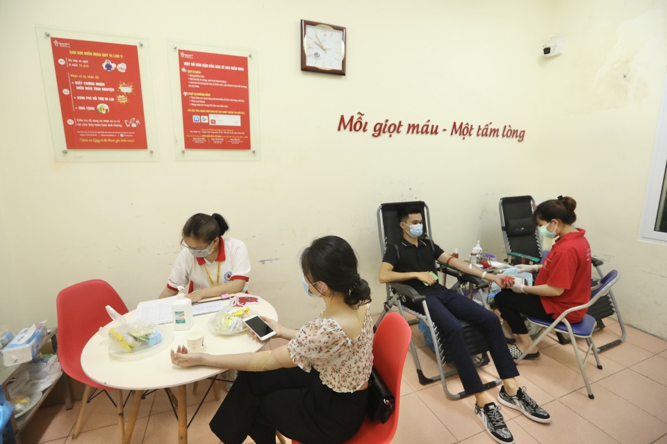 Tình nguyện viên đến hiến máu tình nguyện tại điểm hiến máu cố định số 10/122 đường Láng, Đống Đa, Hà Nội. (Ảnh: Minh Quyết/TTXVN)