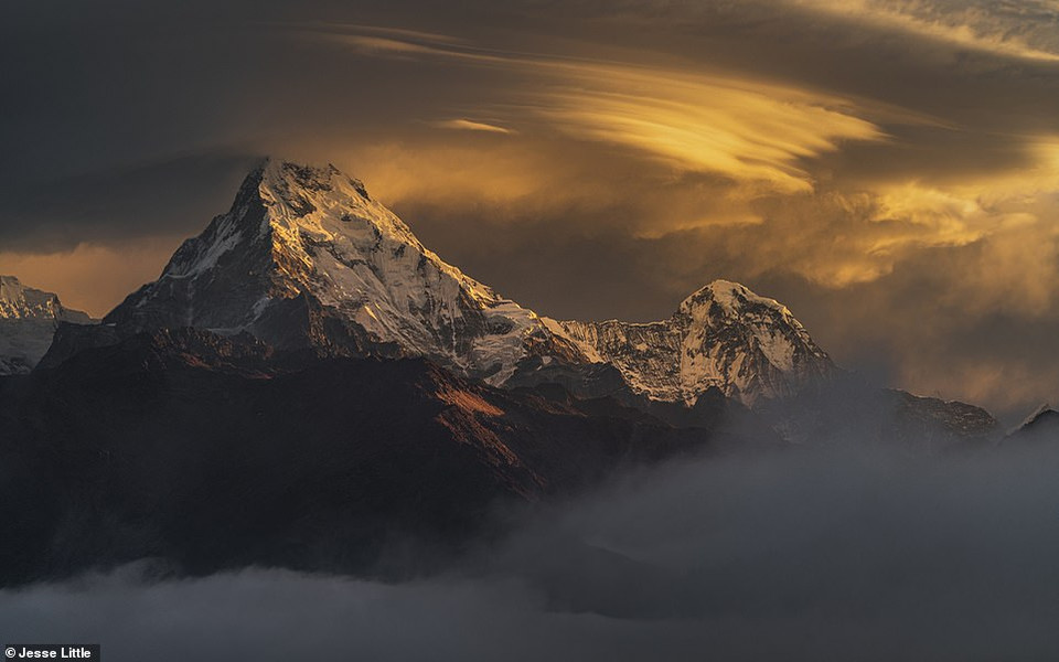 Nhiếp ảnh gia Jesse Little giành giải ở hạng mục ảnh phong cảnh vói tác phẩm 'Golden Glow' chụp đồi Poon Hill. (Nguồn: Daily Mail)
