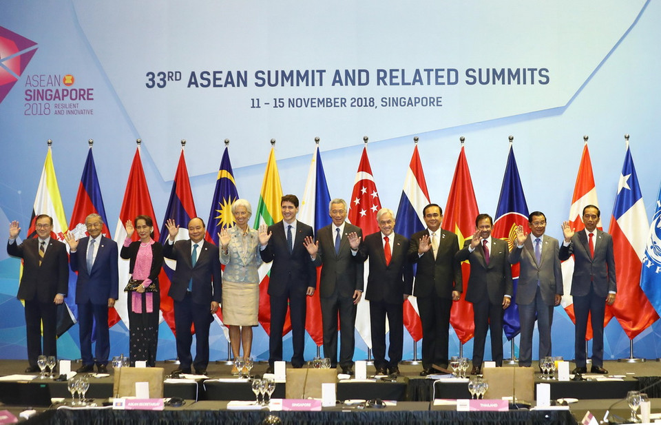 Thủ tướng Nguyễn Xuân Phúc (thứ 4, từ trái sang), Tổng Giám đốc Quỹ Tiền tệ quốc tế (IMF), bà Christine Lagarde (thứ 5, từ trái sang), Thủ tướng Canada Justin Trudeau (thứ 6, từ trái sang) và các Trưởng đoàn ASEAN chụp ảnh chung. (Ảnh: Thống Nhất/TTXVN)