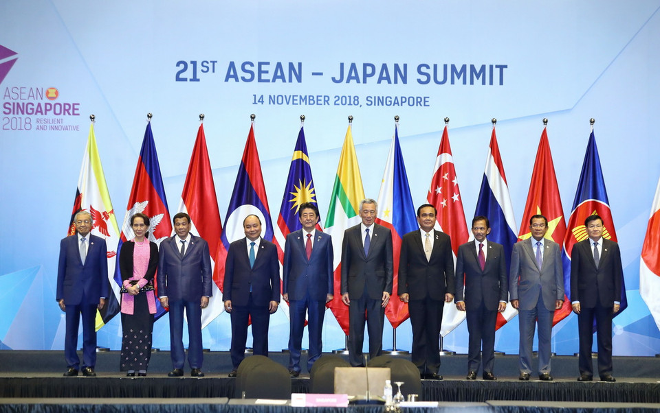 Thủ tướng Nguyễn Xuân Phúc (thứ 4, từ trái sang), Thủ tướng Nhật Bản Shinzo Abe (thứ 5, từ trái sang) và các Trưởng đoàn chụp ảnh chung. (Ảnh: Thống Nhất/TTXVN)