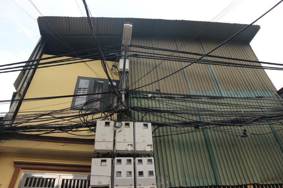 Sau một thời gian xây dựng, 1 căn nhà tại ngõ 207 Bùi Xương Trạch (Khương Đình) đã dần bỏ lớp tôn quây bên ngoài, lộ ra phần xây dựng kiên cố. (Ảnh: Mạnh Khánh/TTXVN)