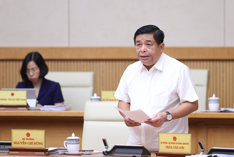 Bộ trưởng Bộ Kế hoạch và Đầu tư Nguyễn Chí Dũng báo cáo việc thực hiện chỉ tiêu kinh tế vĩ mô, kiểm soát lạm phát, giải ngân vốn đầu tư công. (Ảnh: Dương Giang/TTXVN)