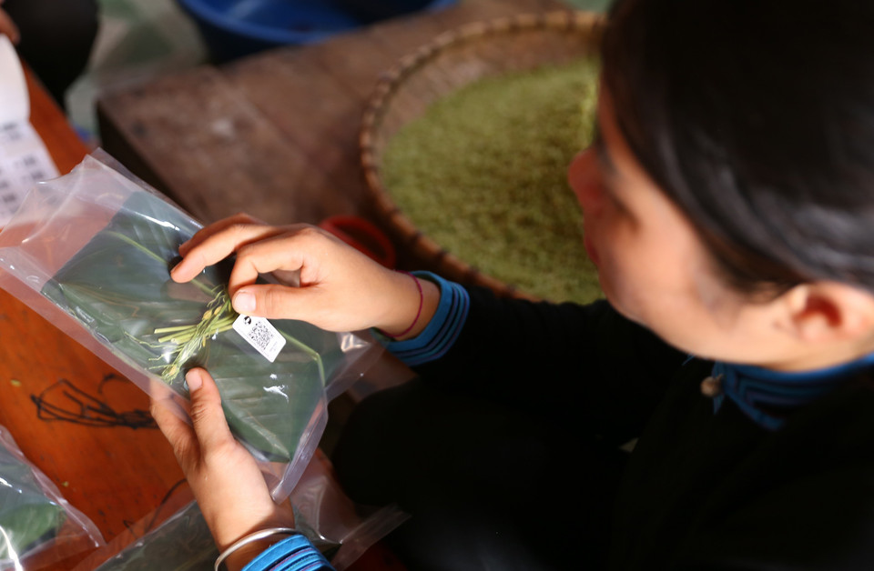 Cốm Bắc Hà dần dần có được chỗ đừng trong lòng người dân và khách du lịch vì đã được công nhận vệ sinh an toàn thực phẩm, có nhãn mác rõ ràng, được cấp mã QR. (Ảnh: Quốc Khánh/TTXVN)