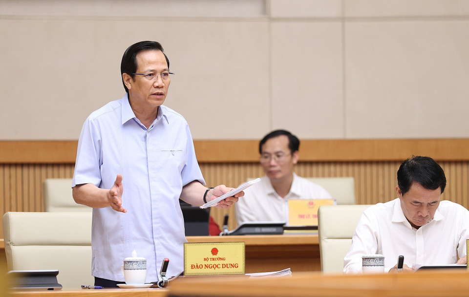 Bộ trưởng Bộ Lao động-Thương binh và Xã hội Đào Ngọc Dung báo cáo điều hành đảm bảo an sinh xã hội và nguồn cung lao động. (Ảnh: Dương Giang/TTXVN)