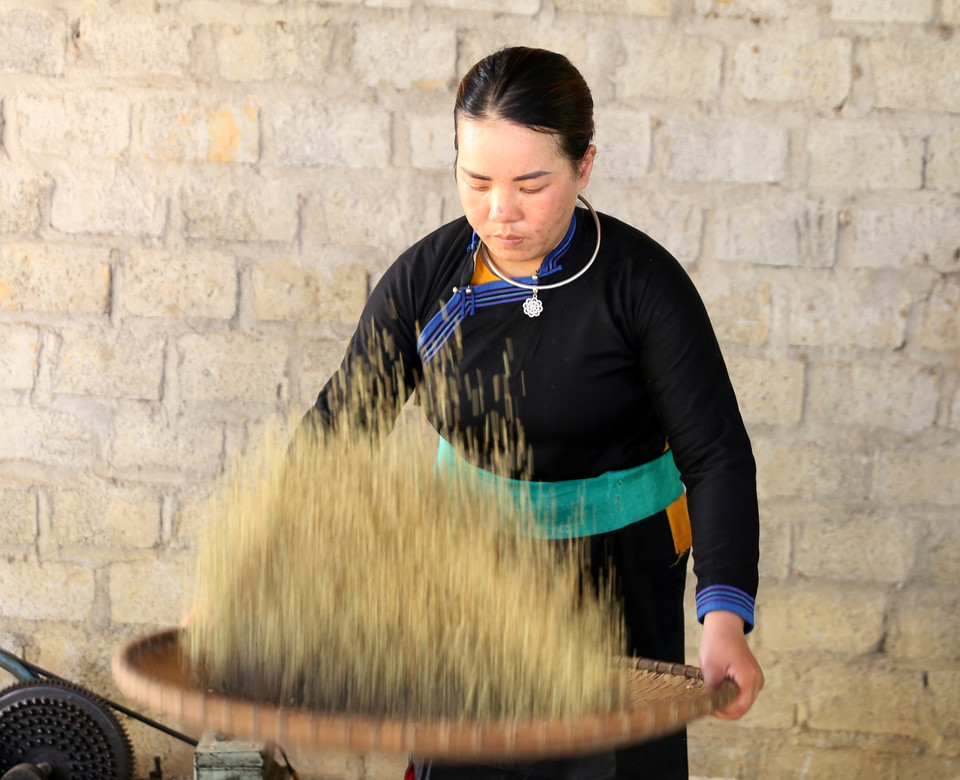 Công đoạn sàng vỏ kỹ cũng rất quan trọng để khi cốm đến tay người mua ko bị sạn, lẫn vỏ. (Ảnh: Quốc Khánh/TTXVN)