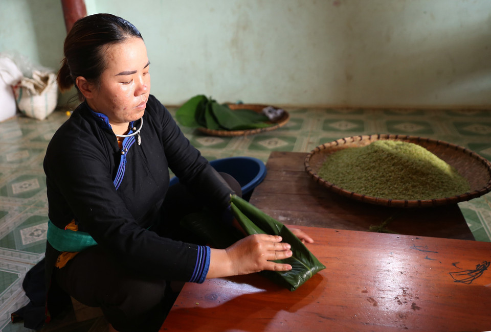 Cốm Bắc Hà truyền thống được gói bằng lá dong mới để được độ ẩm và dẻo. (Ảnh: Quốc Khánh/TTXVN)