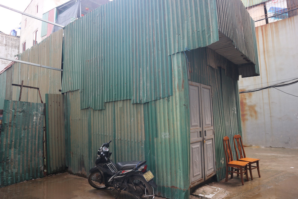 Căn nhà quây tôn vi phạm trật tự xây dựng trên đất công, đất nông nghiệp tại phường Khương Đình. (Ảnh: Mạnh Khánh/TTXVN)