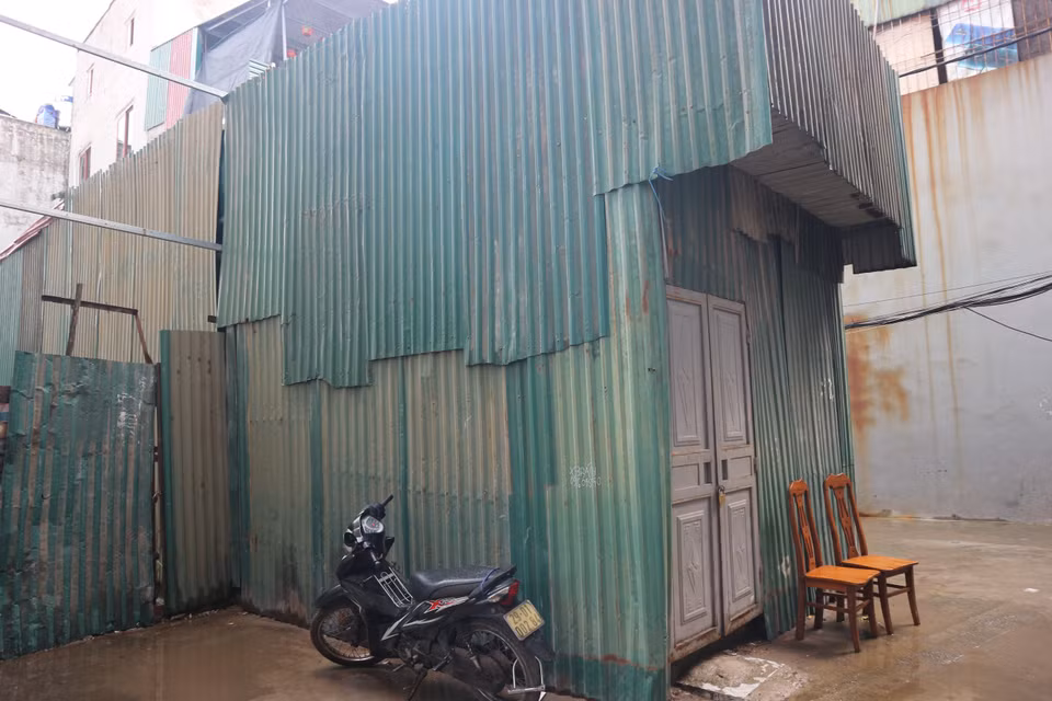 Căn nhà quây tôn vi phạm trật tự xây dựng trên đất công, đất nông nghiệp tại phường Khương Đình. (Ảnh: Mạnh Khánh/TTXVN)