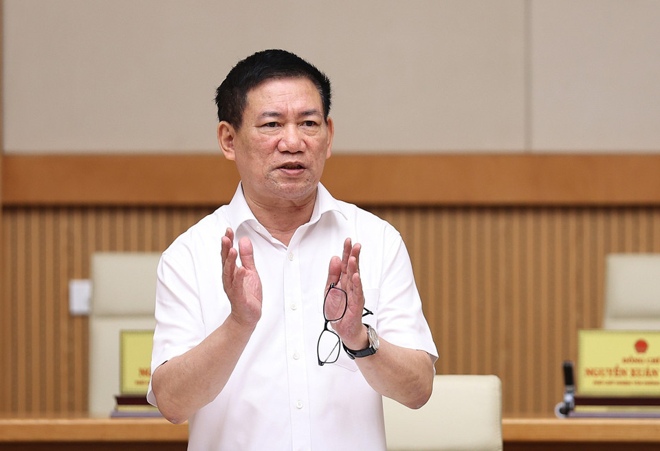 Bộ trưởng Bộ Tài chính Hồ Đức Phớc báo cáo việc điều hành chính sách tài chính. (Ảnh: Dương Giang/TTXVN)