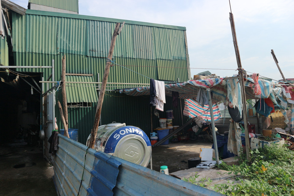 Những ngôi nhà quây tôn, có nhiều hình thù khác nhau, được thực hiện trong một thời gian dài. (Ảnh: Mạnh Khánh/TTXVN)