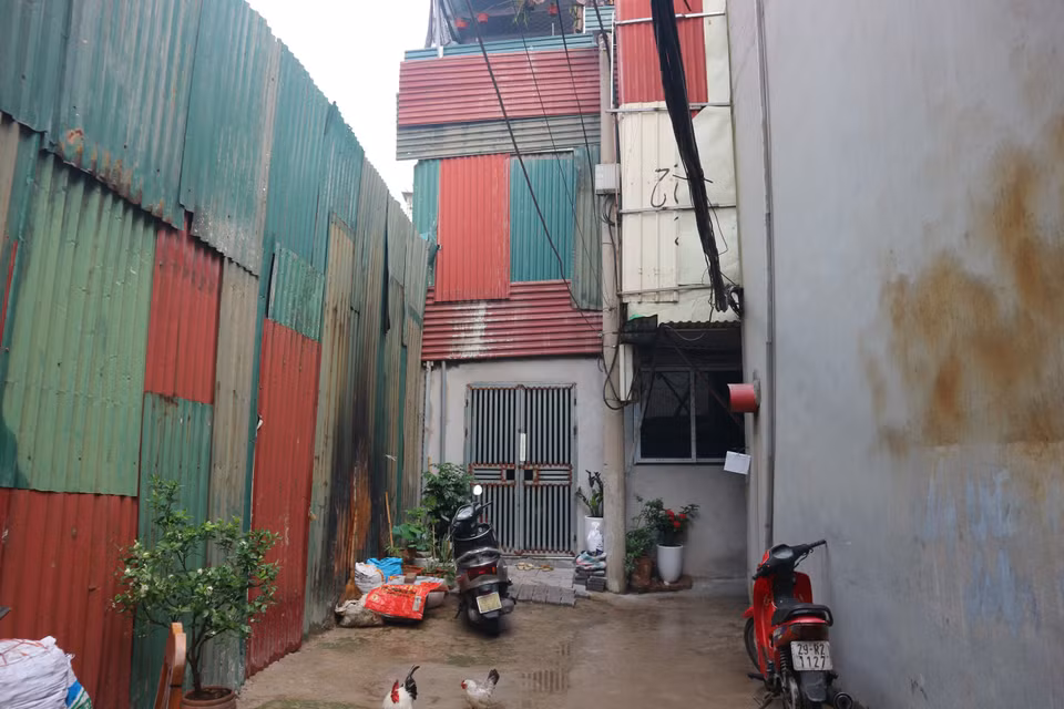 Phường Khương Đình có khoảng 4.000 thửa đất đã bị người dân tự chuyển đổi mục đích sử dụng đất thành công trình từ giai đoạn 1990-2014. (Ảnh Mạnh Khánh/TTXVN)