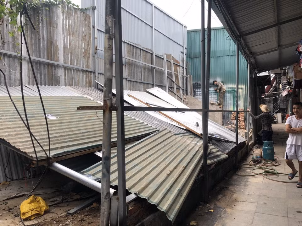 Phường Khương Đình tiến hành phá dỡ công trình vi phạm xây dựng trên đất công, đất nông nghiệp trên địa bàn. (Ảnh: TTXVN phát)